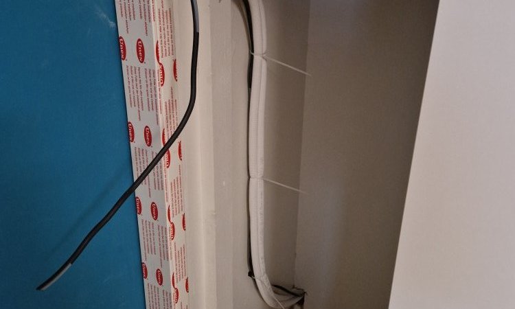 Démontage d'un placard pour cacher des réseaux de climatisation