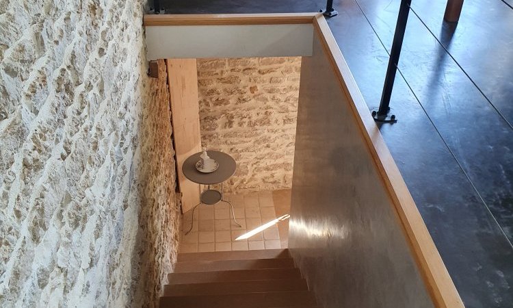 Réalisation d'un coffre décoratif en bois pour cacher les réseaux dans une montée d'escalier